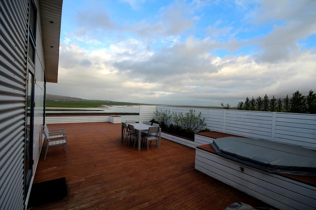 Luxury Villa With River View Laugaras Exterior foto